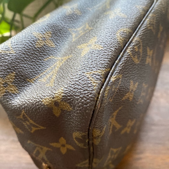 Perfect size authentic vintage monogram LV toiletry bag - Picture 5 of 11